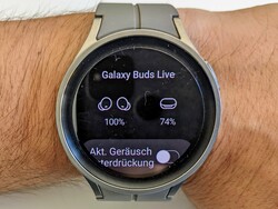 La Galaxy Watch5 Pro fonctionne sans problème avec des écouteurs Bluetooth