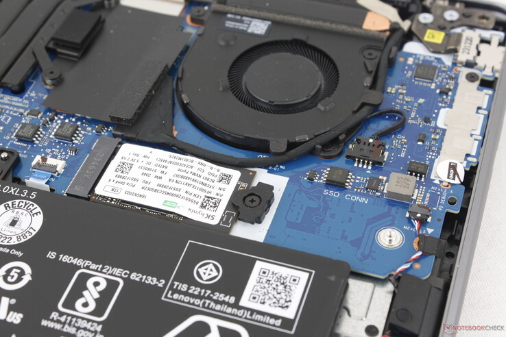 Le modèle prend en charge les disques SSD NVMe PCIe4 x4 de 80 mm. Cependant, les UGS peuvent être livrées avec un disque plus petit de 42 mm