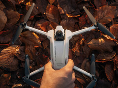 L'Antigravity A1 est également équipé d'un train d'atterrissage rétractable afin d'éviter que l'objectif de la caméra inférieure ne se raye. (Source de l'image : Antigravity)