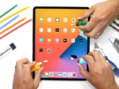 Le nouvel écran de l'iPad Pro a eu droit à plus de temps avec le briquet que d'habitude. (Source : YouTube)