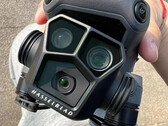 Le Mavic 3 Pro s'appuiera sur la série Mavic 3 en y ajoutant une seconde caméra téléobjectif. (Source de l'image : @JasperEllens)
