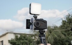SmallRig transforme le Canon PowerShot V10 en une puissante petite installation de vlogging. (Source de l&#039;image : SmallRig)