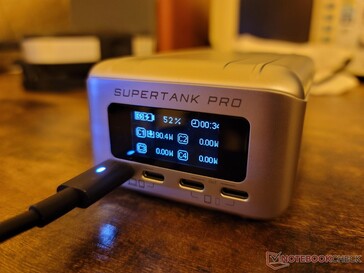 Recharge de notre Zendure PowerTank Pro à 90 W. La charge ralentit à 50 W à 70 %, puis à 27 W à 80 % ou plus, comme avec les autres batteries Li-ion