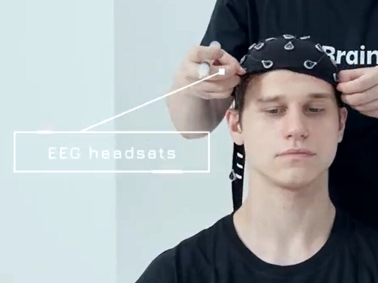 Un casque cérébral capte les signaux électriques générés par les pensées afin de contrôler des robots à distance.