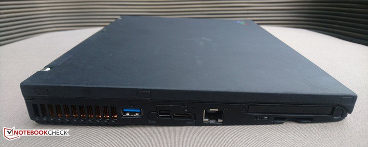 A gauche : USB 3.1, mini-DisplayPort, mini-HDMI, Ethernet Gigabit, lecteur de carte SD.