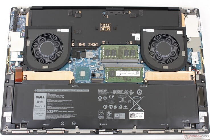 XPS 17 9710 pour comparaison. Dell a modifié le positionnement de certains modules sur la carte mère, mais la solution de refroidissement reste essentiellement la même