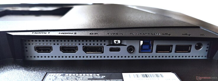 De gauche à droite : 2x HDMI 2.0, DisplayPort 1.4a, USB Type-C DP, prise casque, USB Type-B Upstream, 2x USB 2.0 Type-A, DC-in