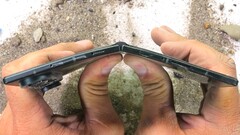 Le Samsung Galaxy Z Fold8 Ultra passe directement du test de résistance au démontage, avec un écran endommagé qui va coûter cher.