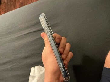 Étui transparent Spigen. (Source de l'image : u/ChakiWRLD)