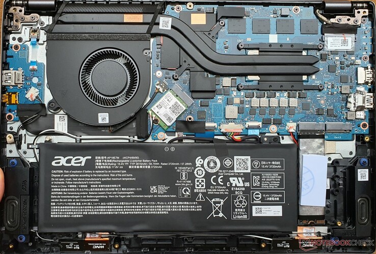 2x slot M.2-2280 (PCIe 4.0), slot Intel AX211 (Wi-Fi 6E), batterie vissée, mais RAM soudée