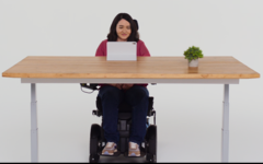 Grâce à la prochaine fonction de suivi des yeux de Apple, tout le monde pourra contrôler son iPad ou son iPhone avec ses seuls yeux. (Image via Apple)