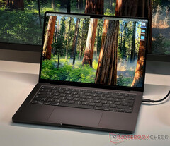 Apple pourrait avoir installé de nouveaux panneaux QD-LED à l'intérieur de ses derniers MacBook Pros. (Source de l'image : Notebookcheck)