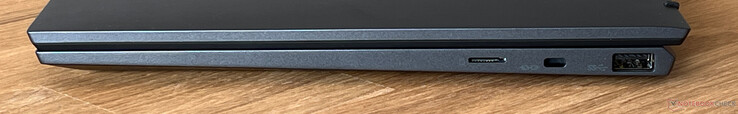 À droite : lecteur de carte microSD, fente de sécurité Kensington, USB-A 3.2 Gen 1 (5 Gbit/s)