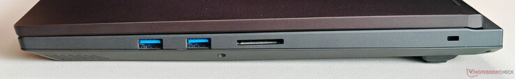 À droite : 2x USB-A 3.2 Gen. 1 (5 Gbit/s), lecteur de carte SD, verrou Kensington