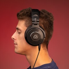 Atomos élargit sa gamme avec le casque de production filaire StudioSonic pour le monitoring audio et le mixage des pistes. (Source de l&#039;image : Atomos)