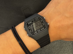 La Casio F-B100W-1BJF (photo) au poignet.