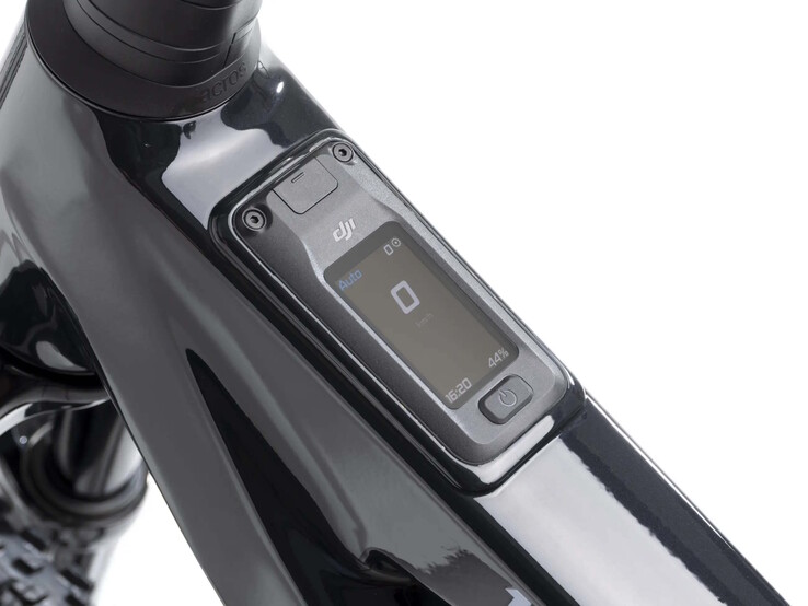 Caractéristique d’un VTT électrique : l’écran n’est pas placé à un endroit très visible.