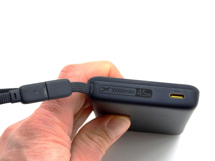 Baseus propose également le PicoGo AM52 avec un câble intégré.