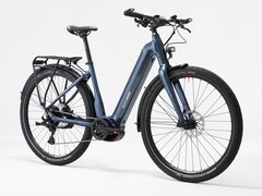 Le vélo Stilus E-Touring de Decathlon a une autonomie de 130 km. (Source de l'image : Decathlon)