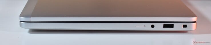 à droite : nanoSIM, 3.5mm Audio, USB-A 3.2 Gen 1, Noble Lock Slot