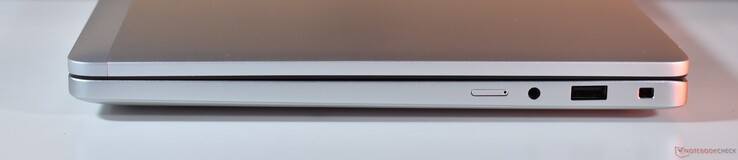 à droite : nanoSIM, 3.5mm Audio, USB-A 3.2 Gen 1, Noble Lock Slot