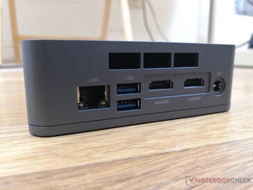 Arrière : Gigabit RJ-45, 2x USB-A 3.0, 2x HDMI 2.0, adaptateur secteur