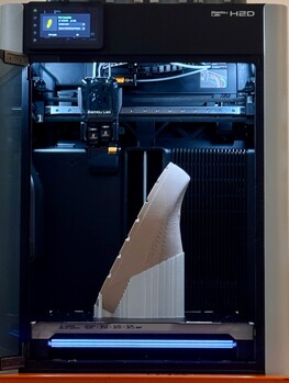 Le fichier de conception .3mf est optimisé pour l'imprimante Bambu H2D et utilise du PLA pour les structures de soutien (Source de l'image : Bambu Lab)