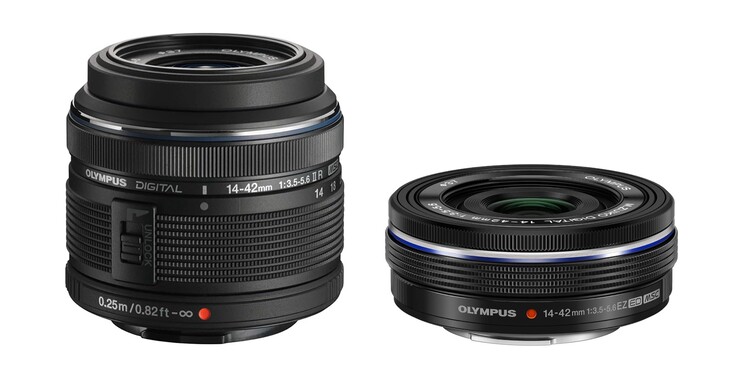 Outre le 14 – 42 mm f/3,5 – 5,6 II (à gauche), Olympus propose également une version compacte « EZ » de son zoom de base.