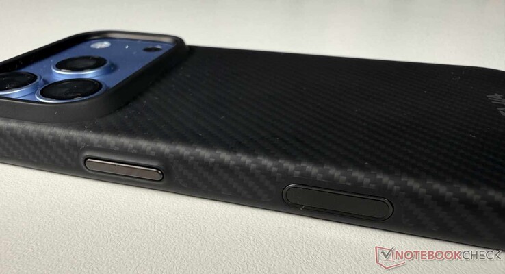 La coque Pitaka Summa enveloppe entièrement l’iPhone 17/18 Pro (Max) de tous les côtés.