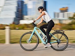 Le Trek FX+ est un vélo électrique de ville avec une vitesse maximale de 20 mph (~32 kph). (Image source : Trek)