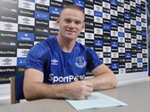 Wayne Rooney signant un document. (Source de l'image : Official Wayne Rooney) 