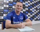 Wayne Rooney signant un document. (Source de l'image : Official Wayne Rooney) 