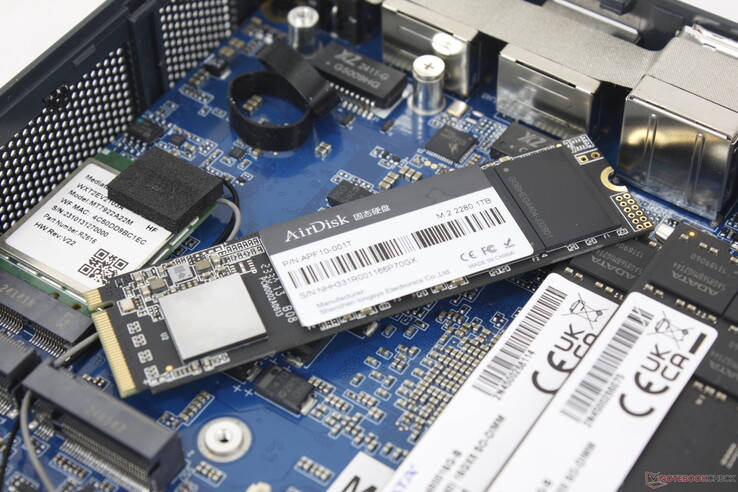 SSD M.2 avec répartiteur de chaleur retiré. Le système est livré avec un seul répartiteur de chaleur alors qu'il peut prendre en charge jusqu'à deux SSD M.2