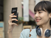 En mode vidéo, l'objectif grand angle offre un champ de vision équivalent à une image complète de 35 mm, ce qui rend le cadrage à bout de bras relativement confortable. (Source de l'image : Canon)