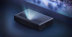 Le Xiaomi Laser Cinema 2 est livré avec une télécommande et des haut-parleurs doubles de 15 W. (Image source : Xiaomi)