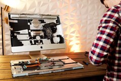 Miani a vidé un vieil iMac et a remplacé ses composants internes par un M1 Mac Mini. (Source de l'image : Luke Miani)