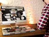Miani a vidé un vieil iMac et a remplacé ses composants internes par un M1 Mac Mini. (Source de l'image : Luke Miani)