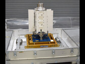 Un générateur thermoélectrique à radio-isotopes est grand et peu pratique, mais il fournit de l'électricité en permanence. (Image : NASA/JPL-Caltech)