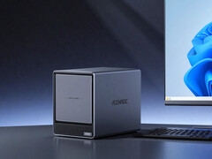 Le N3A dispose de quatre baies pour disques SATA et de deux emplacements pour disques SSD M.2. Photo : une photo promotionnelle montrant le NAS placé à côté d'un moniteur.