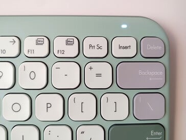 Un voyant d'état blanc du clavier indique les changements de connexion ou de mode. (Source de l'image : Notebookcheck)