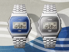Casio Vintage AE159WEVJ-2 et AE159WEVJ-7 sur un fond bleu et argenté.