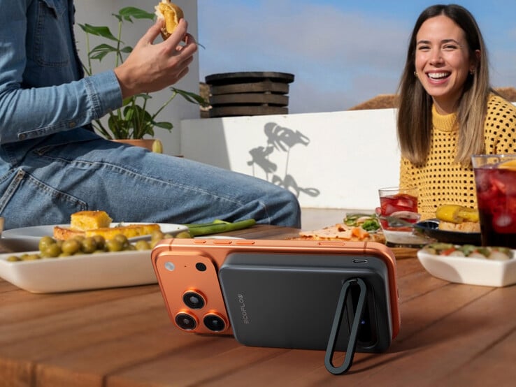 La banque d'alimentation Rapid Mag 15W Qi2 est dotée d'une béquille intégrée pour une utilisation mains libres. (Source de l'image : EcoFlow)