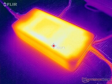 L'adaptateur CA peut atteindre plus de 40°C en cas d'utilisation prolongée de charges exigeantes