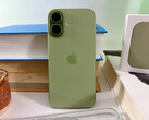 L'iPhone 17 ( Apple ) n'a que très peu grandi par rapport à l'iPhone 16 et, avec ses 177 grammes, il ne pèse que 12 grammes de plus que l'iPhone Air. (Source de l'image : Notebookcheck)