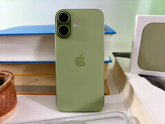 L'iPhone 17 ( Apple ) n'a que très peu grandi par rapport à l'iPhone 16 et, avec ses 177 grammes, il ne pèse que 12 grammes de plus que l'iPhone Air. (Source de l'image : Notebookcheck)