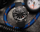 La montre de plongée Hanhart Aquasphere, de couleur noir mat, offre une réserve de marche de 38 heures.