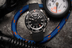 La montre de plongée Hanhart Aquasphere, de couleur noir mat, offre une réserve de marche de 38 heures.