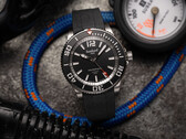 La montre de plongée Hanhart Aquasphere, de couleur noir mat, offre une réserve de marche de 38 heures.