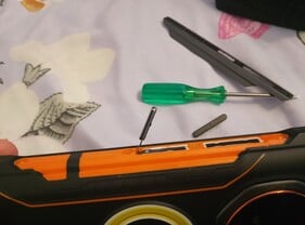 Plusieurs éléments du boîtier sont faciles à retirer/remplacer s'ils sont endommagés (Source de l'image : Sergey Tarasov - Notebookcheck)