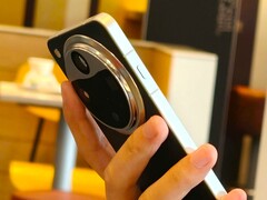 De nouvelles images comparent l'Oppo Find X8 Ultra à l'iPhone 16 Pro et Pro Max Apple (Image source : Weibo)